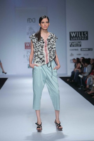 [WIFW SS 2011 collection by Vineet Bahl (8)[4].jpg]