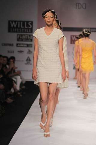 [WIFW SS 2011  collection by Manish Gupta (6)[3].jpg]