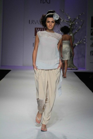 [WIFW SS 2011collection by Urvashi Kaur (2)[4].jpg]