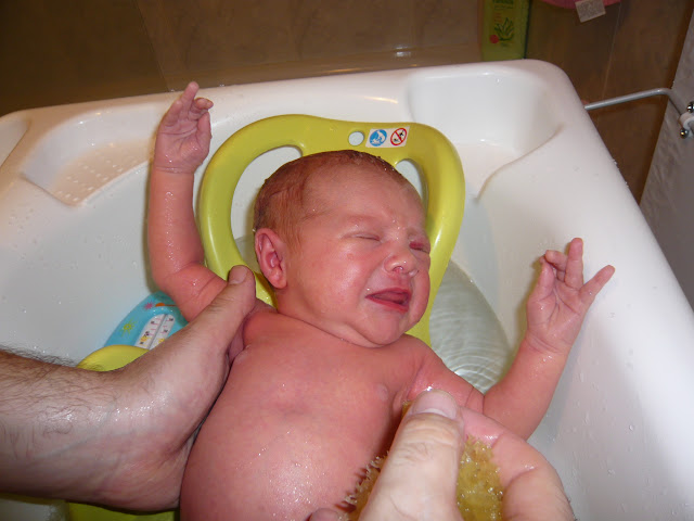 Blog de la Familia Pérez González: Candela no seu primeiro baño