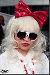 Lady-Gaga-Japanese-Fans-2010-04-18-027-P7354-600x903