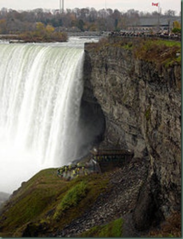 200px-Niagara_Falls_-_Canada_-_Closeup