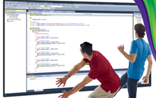 Dos desarrolladores trabajando con Visual Studio