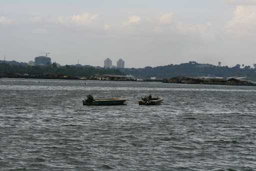 Maisons sur l'eau et Malaisie en fond