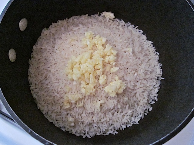 rice, garlic, coconut milk, salt and 2/3 cup of water in a pot