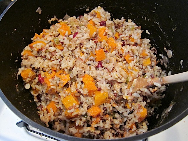 finished wild rice mix in pot 