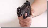 beroofd van bromfiets na bedreiging met pistool