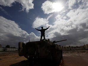 105766_warga-libya-menaiki-tank-milik-militer-