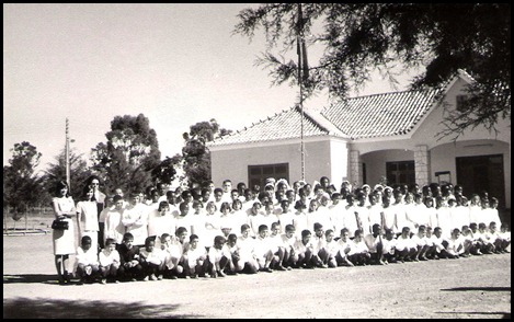 Alunos co a professora Hermengarda e Aldina, junto ao Posto Administrativo 1966