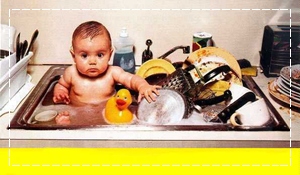เด็กนั่งในอ่างล้างจาน