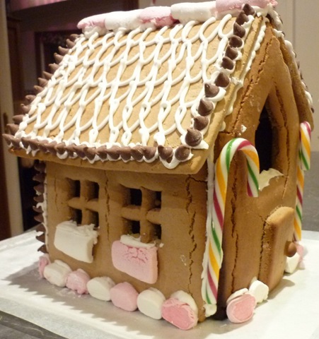 [gingerbread house4[3].jpg]