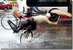 asian-rain-umbrella-bike-fail (1)