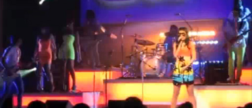 Live performance: Katy Perry screams her way through 'California gurls'