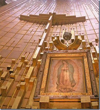 Bella María de Guadalupe junto a la Cruz de su Hijo Jesús (Basílica de Guadalupe, México, D.F.)