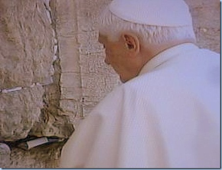 Benedicto XVI ORA EN EL MURO DE LOS LAMENTOS 12 5 09