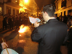 La tradicional quema del corcho, mientras la Banda Municipal la ameniza