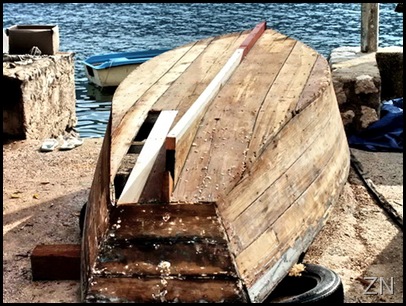 Stara barka s donje strane