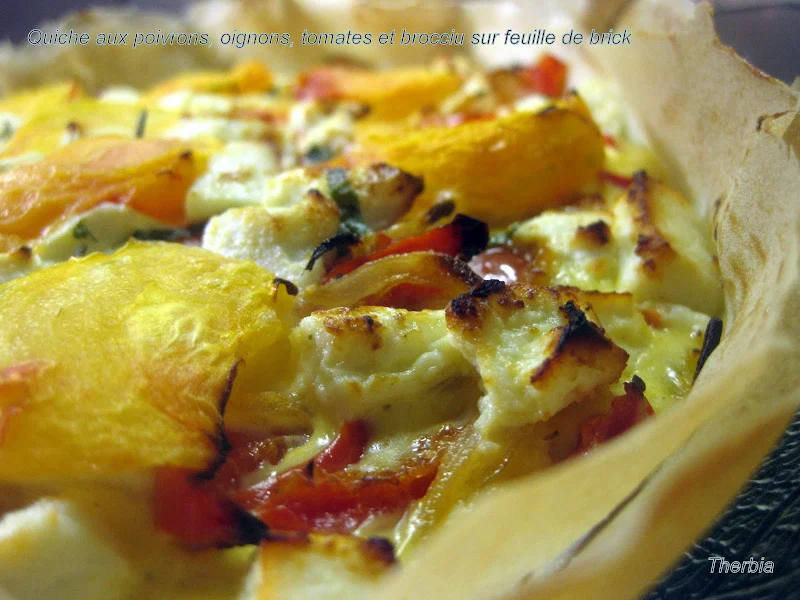 Quiche aux poivrons, oignons, tomates et brocciu sur feuille de brick