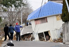 japan-tsunami-earthquake-hits-northeast-house_33142_600x450