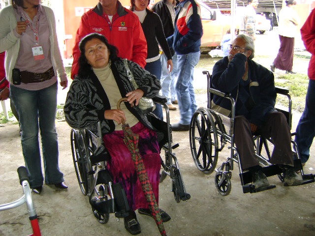 [Personas beneficiadas con sillas de ruedas[4].jpg]