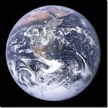 Imagem da "Terra Cheia" tirada pela Apollo 17. Essa é uma das imagens da Terra mais famosas e a mais usada em campanhas publicitárias.
