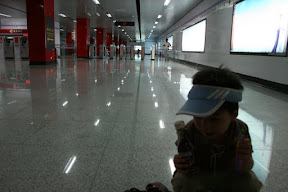 在上海很少看到空無一人的情景…上海捷運設施和台北不遑多讓喔
