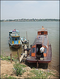 cruzamos la frontera con el barco marrón