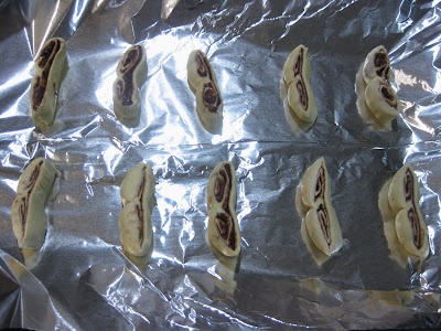 photo of the sliced cookies ready to be baked