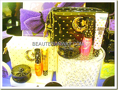 Anna Sui Christmas 2010 Collection Pouch with eye gloss, lip gloss and blusher