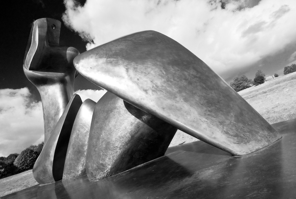 [Henry Moore 2 piece reclining figure cut wide angle[5].jpg]