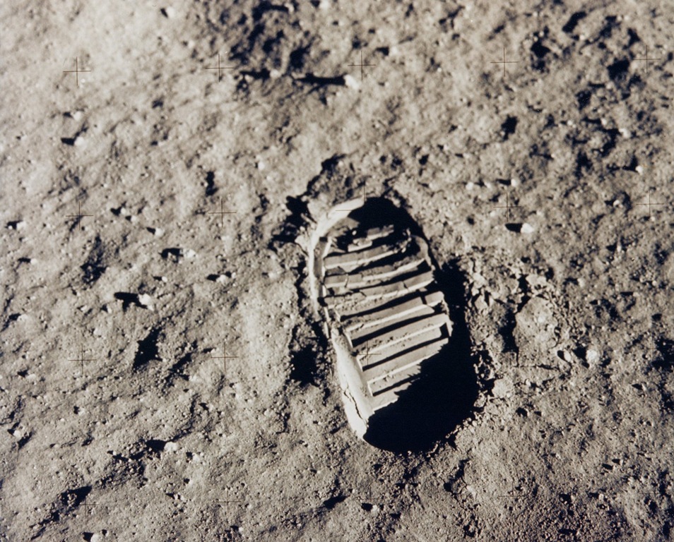 [moon_footprint[2].jpg]