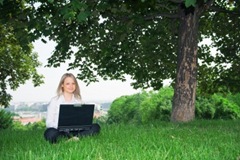 [Beautiful young girl sitting in a meadow and working with her laptop computer_3459033[8].jpg]