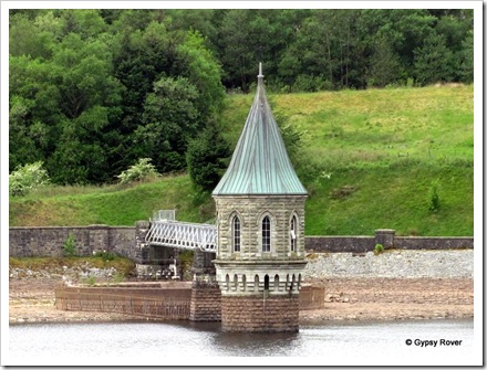 Pumping station on the reservoir.