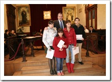 El alcalde almodovareño junto a los alumnos premiados en el concurso organizado con motivo del 30º aniversario de la Constitución.