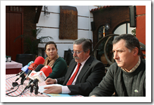 Un momento de la rueda de prensa ofrecida hoy por el alcalde, Vicente de Gregorio, en compañía de los tenientes de alcalde Almudena Correal y Paco Bermejo.
