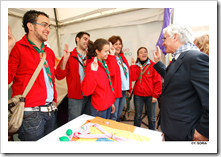  
El presidente de Castilla-La Mancha, José María Barreda, saluda a unos jóvenes durante la apertura de las II Jornadas Culturales para la Recuperación de la Feria de Ganado de Marzo, en Almodóvar del Campo.