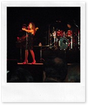Pastora Soler, durante su actuación en el concierto que tuvo lugar en el Pabellón de Deportes de Almodóvar del Campo.
