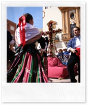 El grupo de mayos y baile de 'Balálita' agasaja, este año, la Cruz de Mayo que se ubicó en la Plaza Mayor.