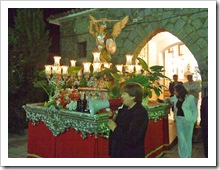 Momento en que la imagen de San Miguel parte, este pasado martes día 29, en procesión.