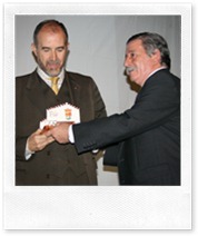 Martín del Burgo, a la izquierda, recibiendo su mención honorífica de manos del alcalde.