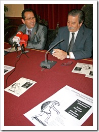 El poeta Luis Díaz-Cacho y el alcalde de Almodóvar, Vicente de Gregorio, en la rueda de prensa de presentación del evento.