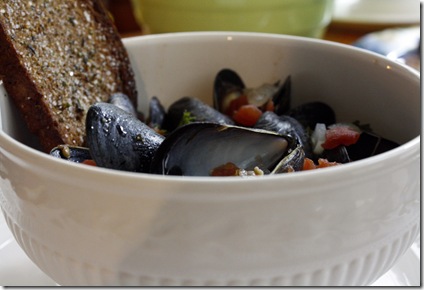 mussels in bowl_picnik