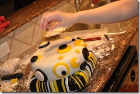 BUMBLE BEE CAKE 6