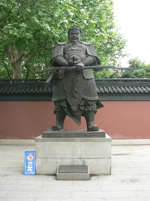 钱王铜像（正面）
