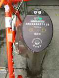 这锁止器用来锁定被用户归还回来的脚车。