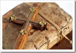 Crucifixo antigo sobre bíblia