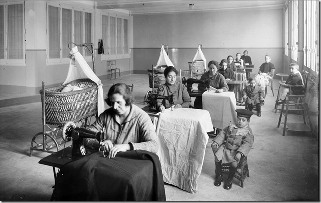 branguli  - Mujeres trabajando con máquinas de coser, en Barcelona (1926)