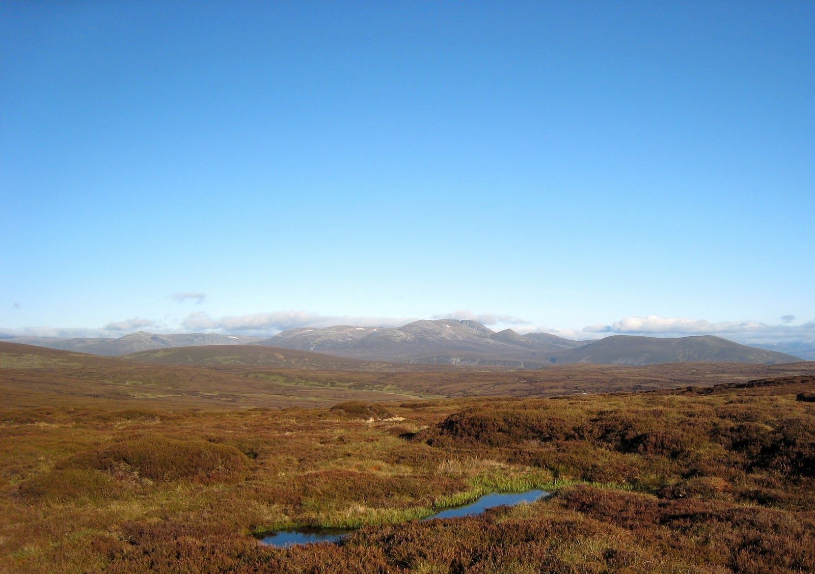 [240 Lochnagar from Muckle Cairn, TGO Challenge[5].jpg]