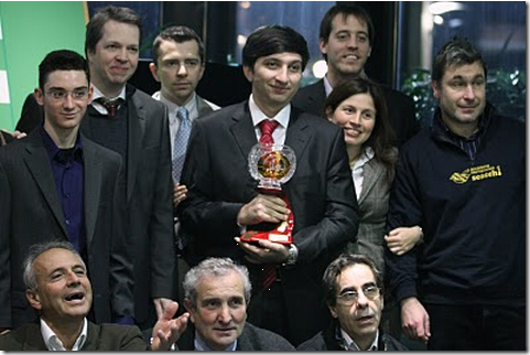 Vugar Gashimov holds the trophy!