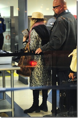 85028_Preppie_Mary-Kate_Olsen_arrives_into_LAX_Airport_-_May_28_2009_239_122_372lo
